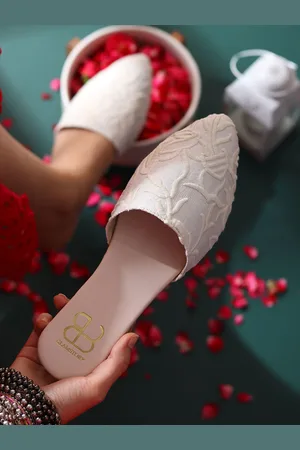 GLAM STORY Women Embroidered Pointed Toe Mules Flats