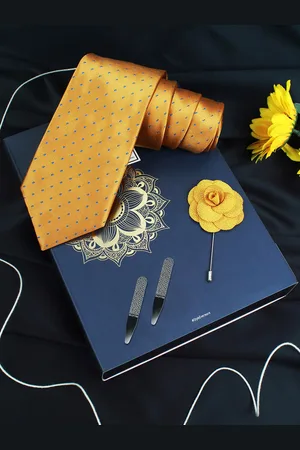 PELUCHE Men Yellow Printed Tie with Lapel Pin & Collar Strays Gift Set