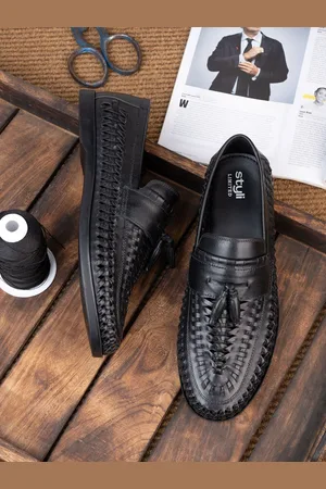 Styli Men Textured Round Toe Comfort Insole Genuine Leather Tassel Loafers