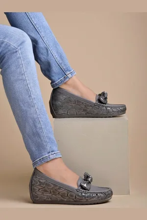 Shoetopia Women Textured Loafers With Bows detail