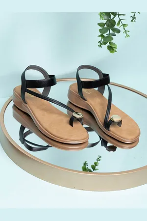 Inc 5 Women Colourblocked One Toe Flats with Tassels