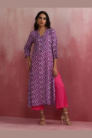 trueBrowns Geometric Printed V-Neck Muslin Silk Straight High Slit Kurta With Trousers