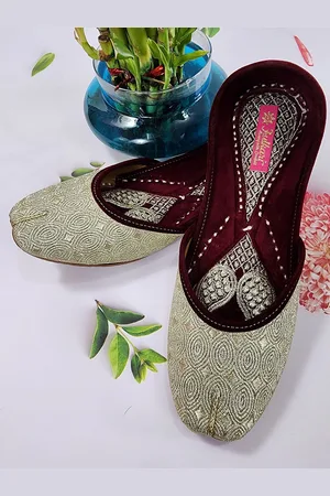 Fulkari Women Ethnic Embellished Mojaris Flats