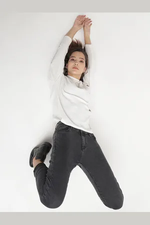 Belliskey Women Charcoal Grey Slim Fit Mid-Rise Cropped Clean Look Jeans