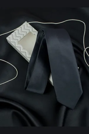 Kavove Skinny Silk Solid Tie