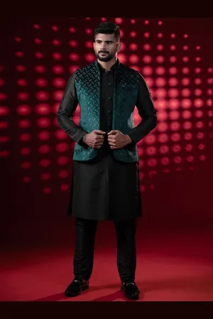 TheEthnic.Co Mandarin Collar Velvet Kurta with Trousers
