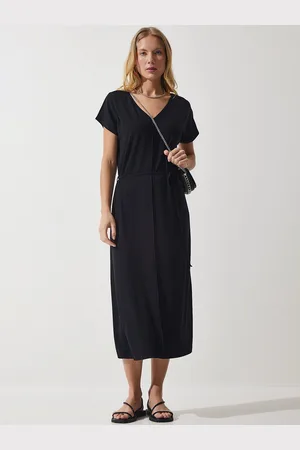 Happiness istanbul Women Solid Short Sleeves V-Neck Fit & Flare Dress