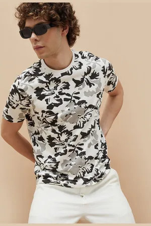 Lifestyle Men Camouflage Printed Monochrome Applique T-shirt