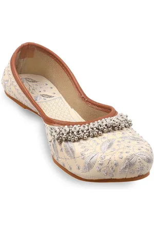Apratim Women Embellished Ethnic Mojaris