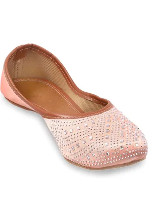 Apratim Women Embellished Mojaris