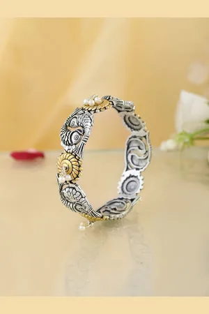 Voylla Qasbah Machli Jal Ki Rani Silver-Plated Beaded Oxidised Bangle
