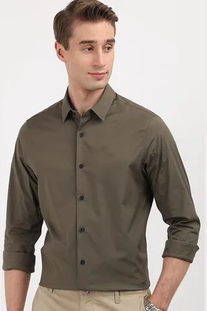 Calvin Klein Men Spread Collar Solid Cotton Slim Fit Casual Shirt