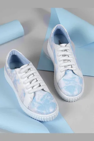 Metro Women Round Toe Sneakers