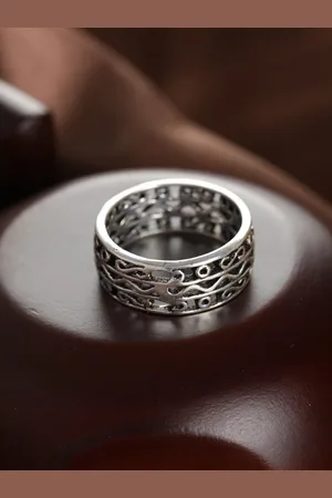 Priyaasi Men Silver-Plated Wave Band Finger Ring