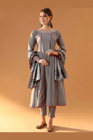 Tulsattva Round Neck Panelled Thread Work Chanderi Cotton Kurta & Trouser & Dupatta