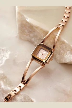 Fastrack Women Vyb Striker Dial & Bracelet Style Straps Analogue Watch FV60045WM01W
