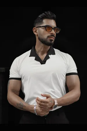 Powerlook Men Solid Polo Collar Cotton T-shirt