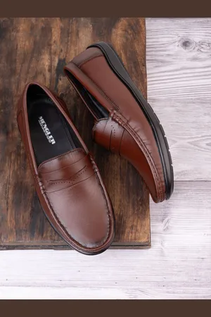 MENGLER Men Textured Leather Loafers