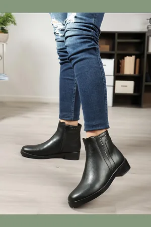 Elle Women Block-Heeled Chelsea Boots