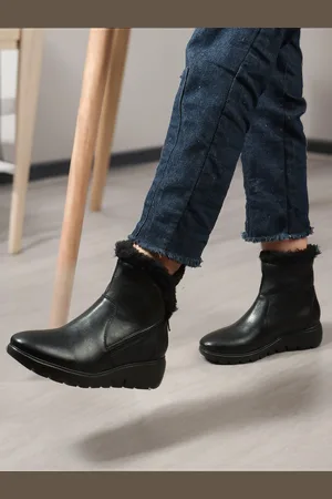 Elle Women Solid Round Toe Mid-Top Winter Boots