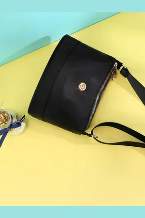 Diva Dale Women Solid Structured Sling Bag