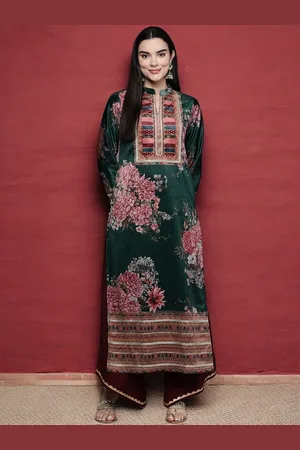 Ahalyaa Green Floral Printed Mandarin Collar Velvet Straight Kurta