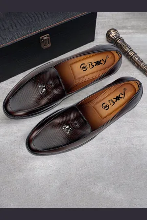 BXXY Men Round Toe Textured Slip-On Loafers