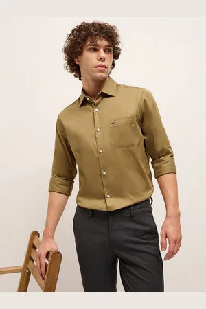 The Bear House Men Tailored Fit Opaque Formal Shirt
