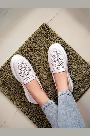 DressBerry Women Round Toe Slip-On Loafers With Laser Cuts