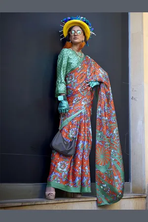 ELORA Women Abstract Printed Saree With Unstitched Blouse Piece