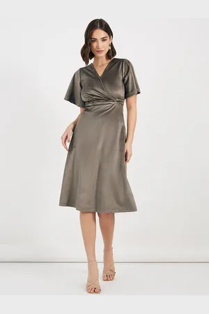 Styli Women Solid V-Neck A-Line Midi Dress