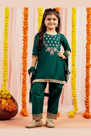 Vastramay Girls Floral Embroidered Thread Work Kurta With Trousers & Dupatta