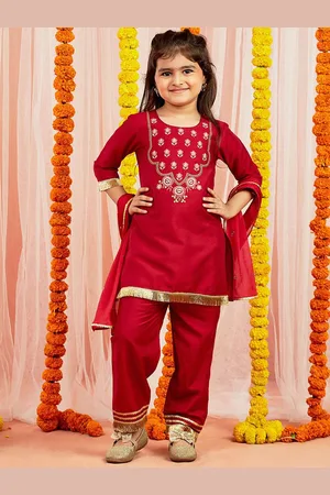 Vastramay Girls Floral Embroidered Thread Work Kurta With Trousers & Dupatta