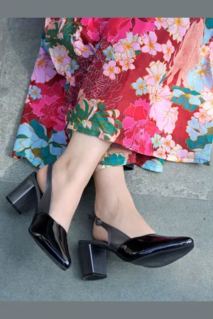 Shoetopia Block Pumps with Buckles