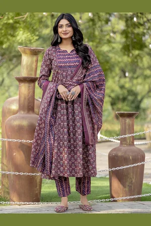 Rajnandini Women Floral Embroidered Regular Thread Work Kurti with Trousers & With Dupatta