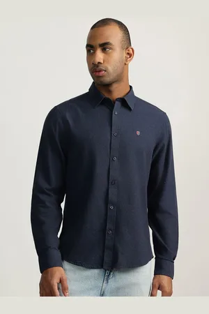 ICONIC Men Spread Collar Solid Cotton Casual Shirt