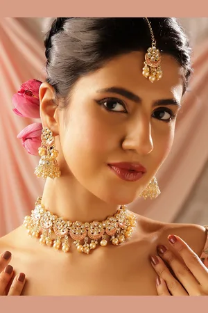 Priyaasi Gold-Plated Kundan Stone Studded & Pearl Beaded Jewellery Set