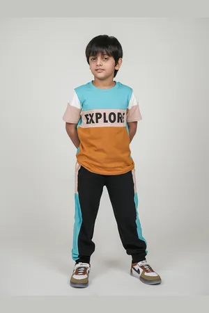 BE AWARA Boys Colourblocked Pure Cotton T-shirt With Joggers