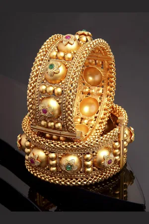 karatcart Set Of 2 Gold Plated Kundan Studded Jadau Bangles