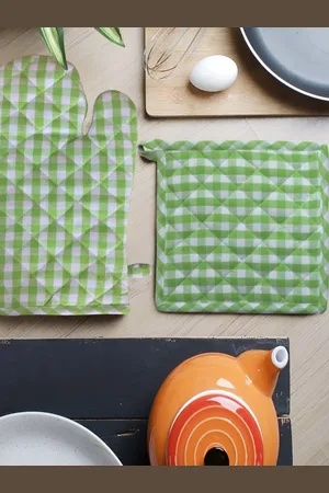 Lushomes Set Of 2 Green & White Checked Cotton Oven Gloves With Pot Holders