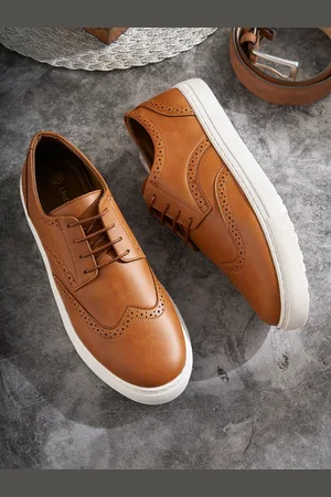UNDERROUTE Men Textured Patent Leather Sneakers
