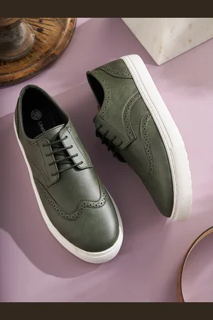 UNDERROUTE Men Textured Patent Leather Sneakers