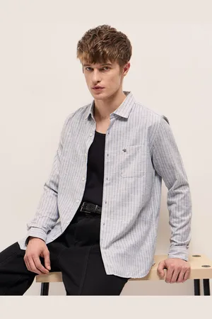 The Bear House Men Spread Collar Vertical Striped Cotton Slim Fit Casual Shirt