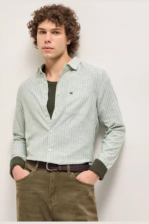 The Bear House Men Cutaway Collar Vertical Striped Cotton Slim Fit Casual Shirt