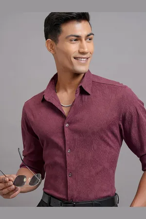 LocoMotive Men Cutaway Collar Textured Solid Slim Fit Casual Shirt