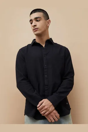 Lifestyle Men Cutaway Collar Textured Cotton Casual Shirt
