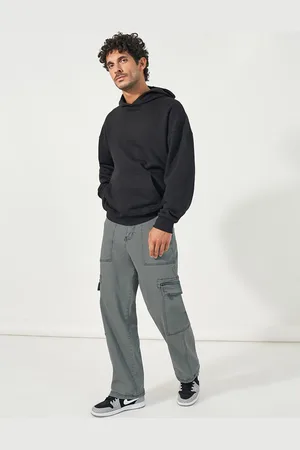 Styli Men Wide Leg Mid-Rise Stretchable Cargo Jeans