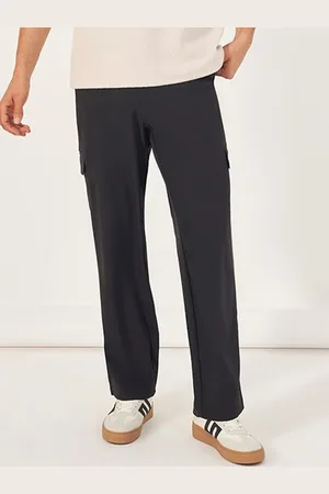 Styli Men Solid Relaxed Fit Welt Flap Trousers
