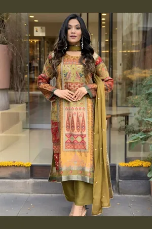 ASCIIBLUES Women Floral Printed Regular Kurta with Trousers & With Dupatta