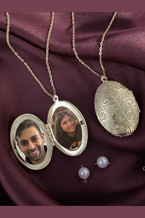 Digital Dress Room Gold-Plated Oval Pendant with Chain